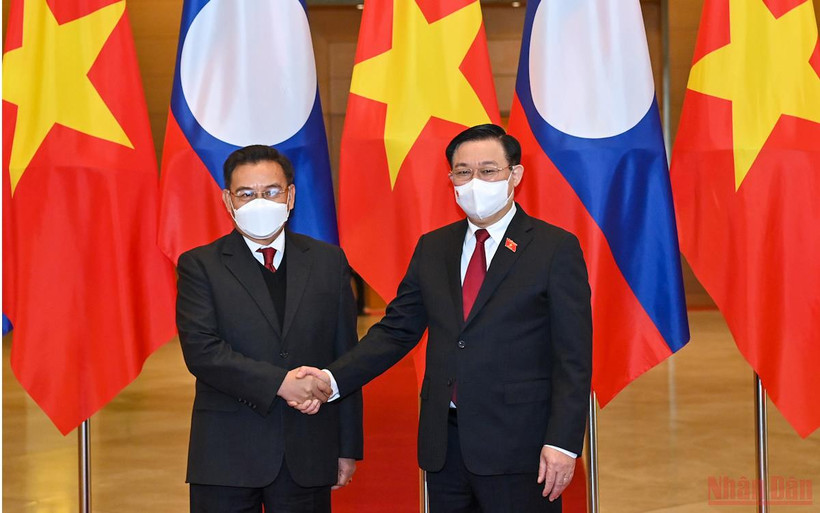 Chủ tịch Quốc hội Vương Đình Huệ và Chủ tịch Quốc hội Lào Saysomphone Phomvihane.