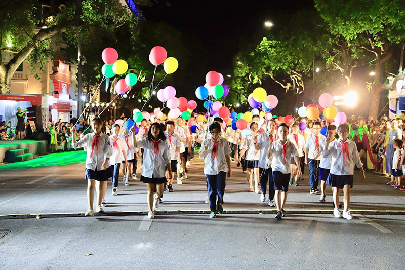 Các hoạt động văn hóa, nghệ thuật tại phố đi bộ quanh hồ Hoàn Kiếm phải tạm dừng để chống dịch.