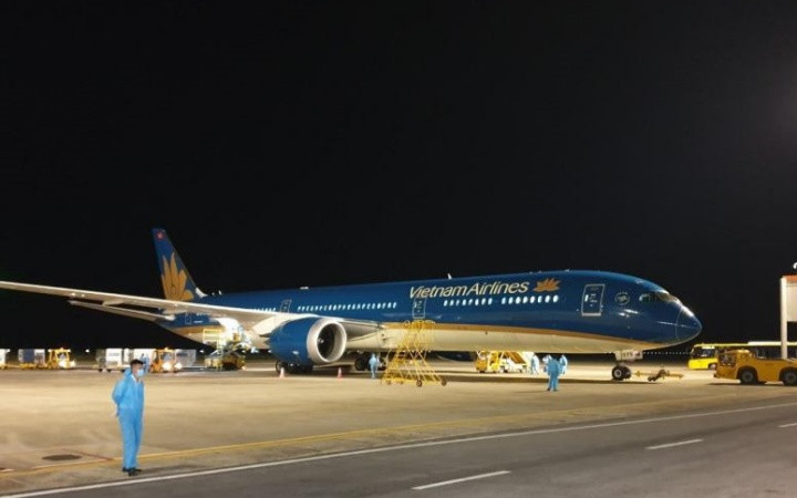 Chuyến bay đưa 317 công dân Viieetj Nam trở về từ Canada xuống sân bay Vân Đồn - Quảng Ninh.