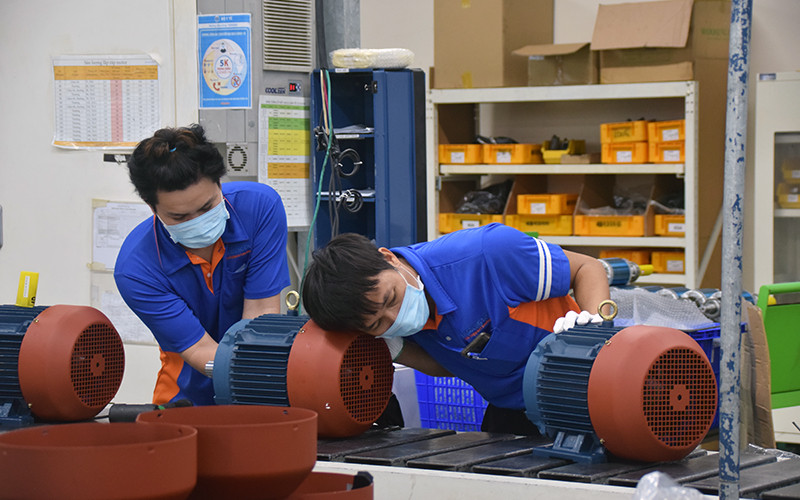 Sản xuất thiết bị điện tại Công ty trách nhiệm hữu hạn Hyosung Việt Nam (Ðồng Nai). Ảnh: VĂN TÍNH