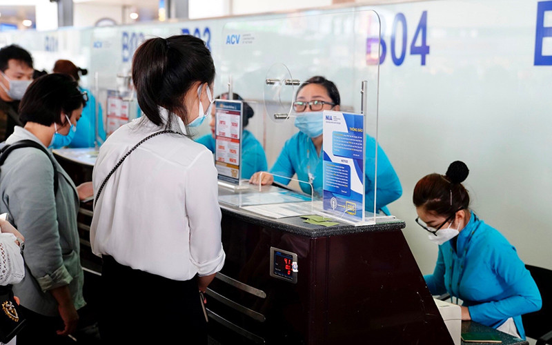 Hành khách làm thủ tục. Ảnh: Cảng hàng không quốc tế Nội Bài 