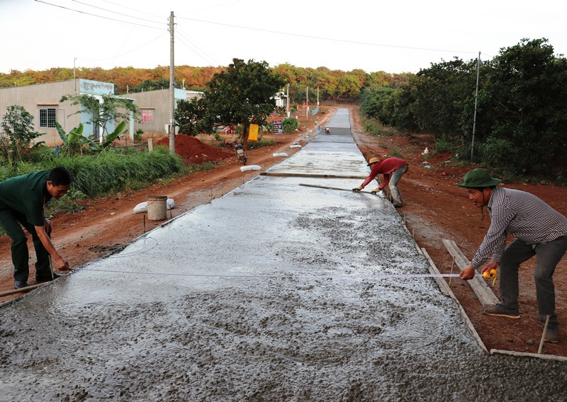 Bình Phước đẩy nhanh tiến độ bê-tông hóa giao thông nông thôn, tạo thuận lợi trong đi lại và thông thương hàng hóa.