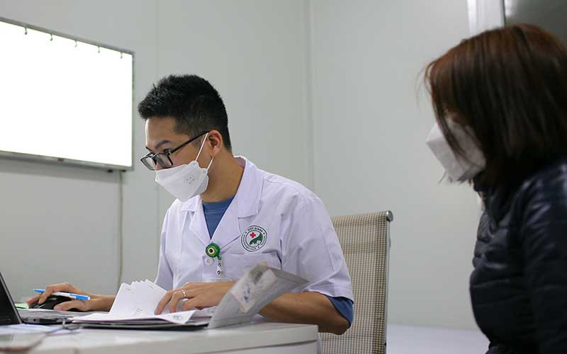 Bác sĩ Tiến khám hậu Covid-19 cho người bệnh.