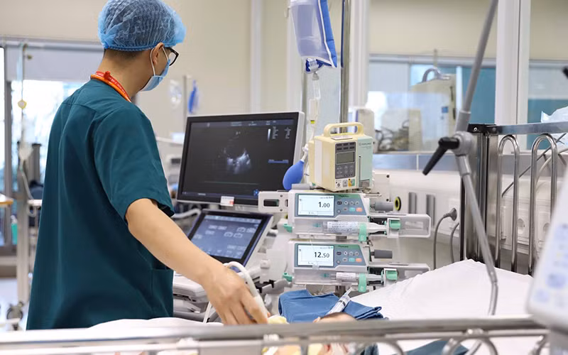 Bệnh nhi nhiễm khuẩn huyết do tụ cầu vàng được theo dõi sát sao. 