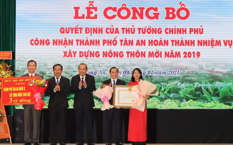 Phó Thủ tướng Thường trực Chính phủ Trương Hòa Bình trao Quyết định của Thủ tướng Chính phủ công nhận thành phố Tân An hoàn thành nhiệm vụ xây dựng nông thôn mới giao đoạn 2011 - 2019.