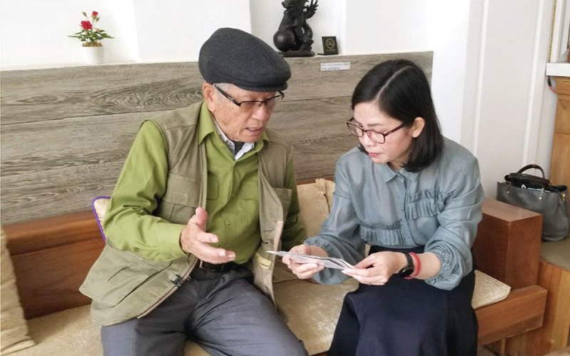 Nghệ sĩ nhiếp ảnh Đoàn Công Tính trò chuyện với tác giả.