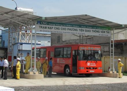 Xe buýt CNG nạp nhiên liệu,