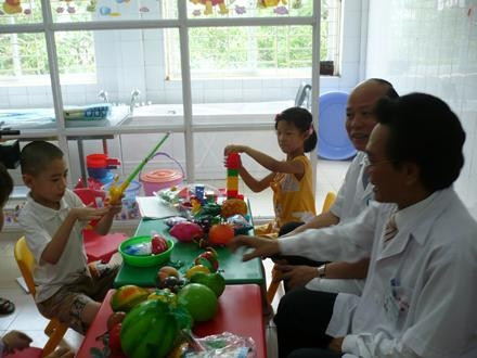 Hướng dẫn các bé mắc bệnh tự kỷ nhận biết, tăng khả năng  giao tiếp để dễ hòa nhập cộng đồng.