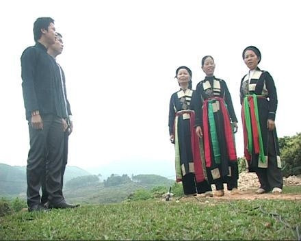 Các thế hệ ở xã Đèo Gia cùng hát Sịnh ca.