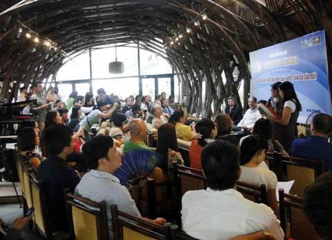 Đông đảo bạn đọc tới tham gia buổi giao lưu.