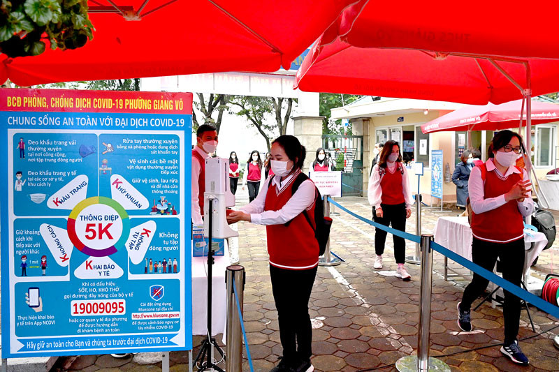 Diễn tập đón học sinh quay trở lại tại Trường THCS Giảng Võ (Ba Đình, Hà Nội). (Ảnh: DUY LINH)