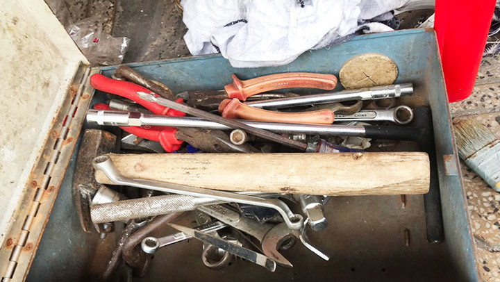 Dụng cụ làm nghề vá bửng xe.