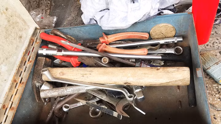 Dụng cụ làm nghề vá bửng xe.