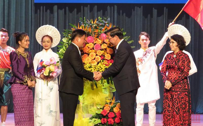 Chủ tịch UBND Thành phố Hồ Chí Minh Phan Văn Mãi (phải) và Tổng lãnh sự Campuchia Sok Dareth bắt tay chúc mừng kỷ niệm 55 năm mối quan hệ song phương tốt đẹp giữa Việt Nam và Campuchia. (Ảnh: A.T)