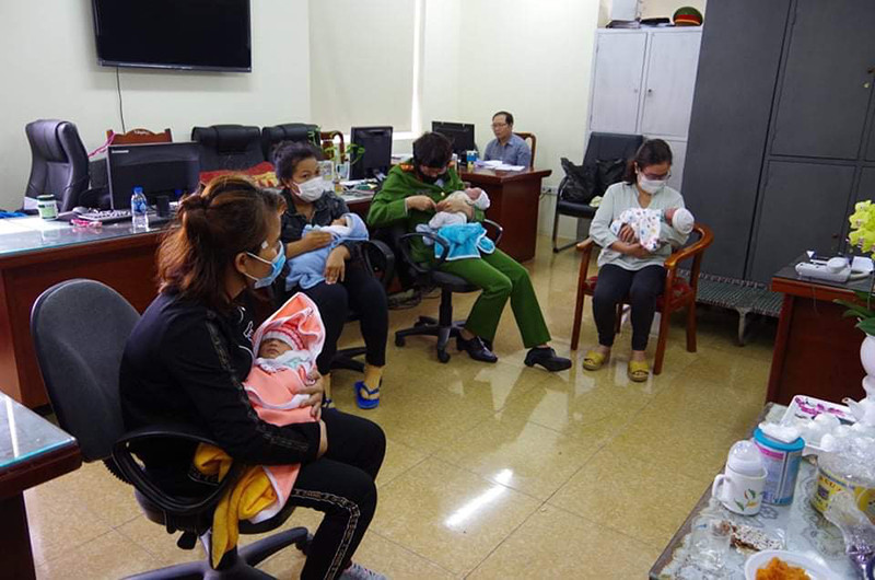 Cơ quan Công an đã kịp thời ngăn chặn, giải cứu bốn trẻ sơ sinh đang được các đối tượng tìm cách đưa sang Trung Quốc để bán. (Ảnh: LÊ TÚ)