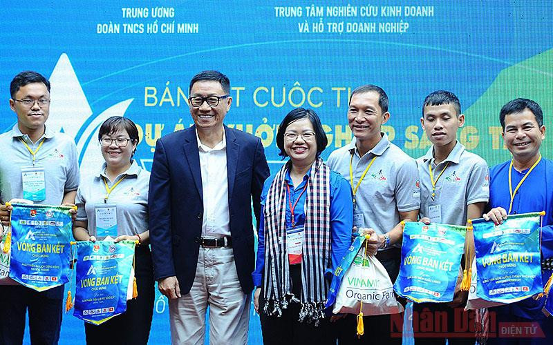 Chị Nguyễn Thị Thu Vân (áo xanh đứng giữa trong ảnh) trao chứng nhận tặng các thanh niên có dự án khởi nghiệp tiêu biểu tại bán kết Cuộc thi.