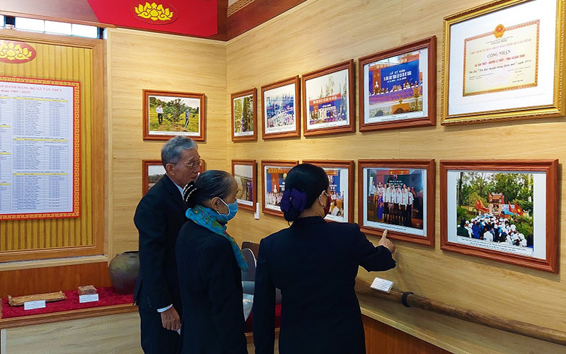 Người dân địa phương đến tham quan nhà truyền thống di tích miếu Thành Hoàng Tân Thủy.