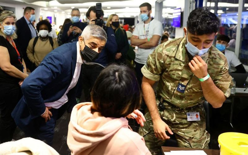 Thị trưởng London, Sadiq Khan đến thăm 1 trung tâm tiêm phòng Covid-19 tại sân vận động Stamford Bridge của câu lạc bộ bóng đá Chelsea, London, Anh, ngày 18/12/2021. (Ảnh: Reuters)