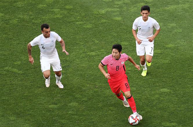 Lee Kang-in (giữa) đi bóng trong trận đấu gặp tuyển Olympic New Zealand ở bảng B môn bóng đá nam Olympic Tokyo 2020, tại Nhật Bản ngày 22/7/2021. (Ảnh: Yonhap/TTXVN)