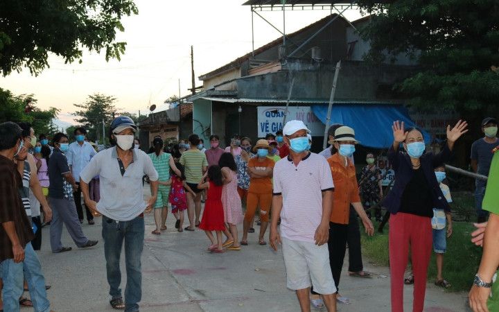 Người dân tổ dân phố Sông Vệ, thị trấn Sông Vệ vui mừng kết thúc cách ly y tế tại chỗ.