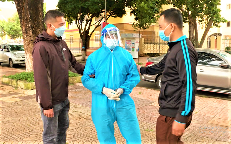 Đối tượng Võ Thành Trung bị bắt giữ và được di lý về Công an huyện Cư M’gar để xử lý.