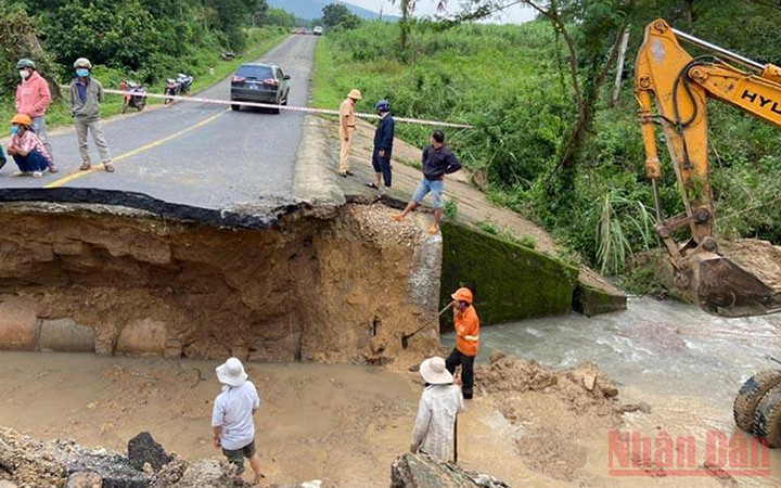 Đường bị nước cuốn trôi trên Quốc lộ 29 qua xã Sơn Giang, huyện Sông Hinh, Phú Yên (Ảnh: Trình Kế).