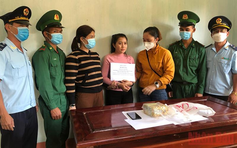 Đối tượng Nang Xi Sup La cùng tang vật.