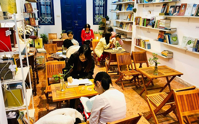 Bạn đọc thường xuyên tìm đến thư viện miễn phí để bổ sung kiến thức hay đơn giản là thư giãn qua các trang sách.