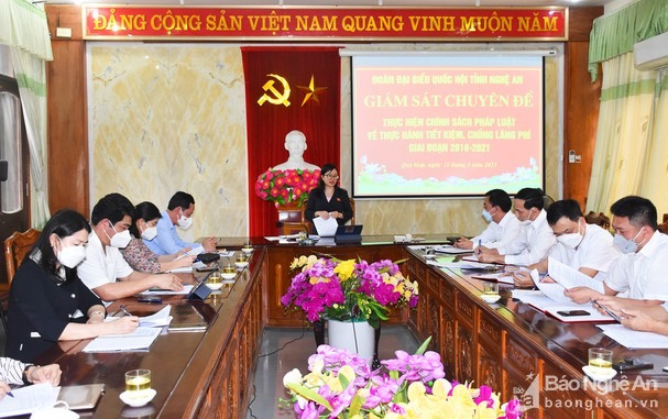 Đoàn Đại biểu Quốc hội tỉnh Nghệ An giám sát việc thực hành tiết kiệm, chống lãng phí tại huyện Quỳ Hợp. (Ảnh: baonghean.vn) 