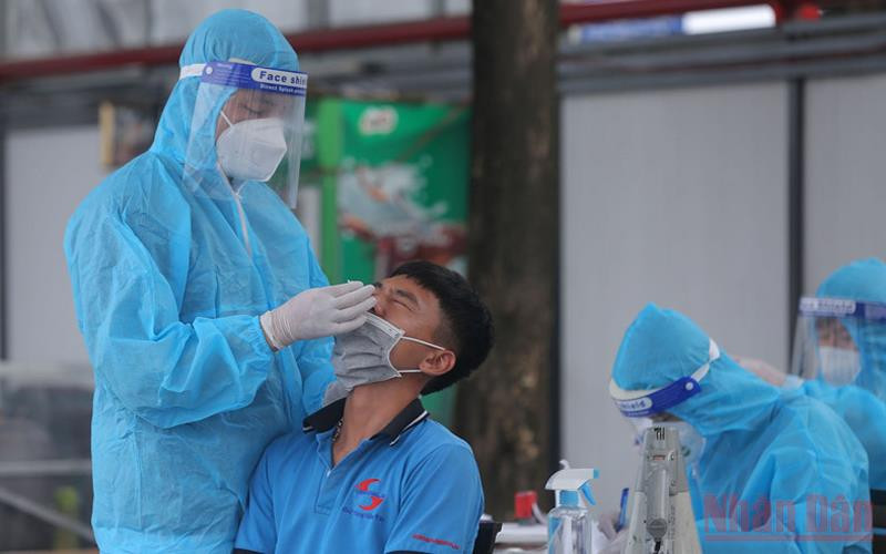 Test nhanh kháng nguyên Covid-19 cho lái xe tại bến xe Nước Ngầm. (Ảnh: Báo Nhân Dân)