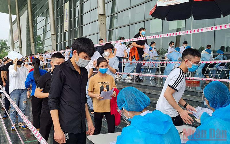 Nhân viên y tế tiêm vaccine cho người dân tại Quảng trường thành phố Vĩnh Yên.