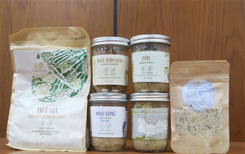 Các sản phẩm của Công ty TNHH Hai thành viên Lối sống mới bị Ban Quản lý An toàn thực phẩm Thành phố Hồ Chí Minh thu hồi. (Ảnh: TTXVN)