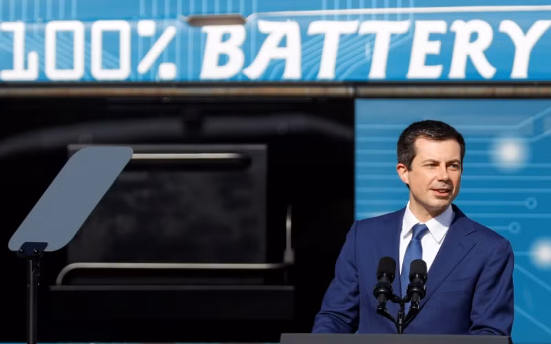 Bộ trưởng Giao thông vận tải Mỹ Pete Buttigieg. (Ảnh: Reuters)