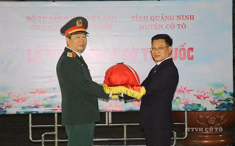 Thiếu tướng Bùi Hải Sơn, Tư lệnh, Bộ Tư lệnh Bảo vệ Lăng Chủ tịch Hồ Chí Minh trao tặng cờ Tổ quốc cho Đảng bộ, chính quyền và nhân dân huyện đảo Cô Tô (Quảng Ninh). (Ảnh: Hoàng Phương)