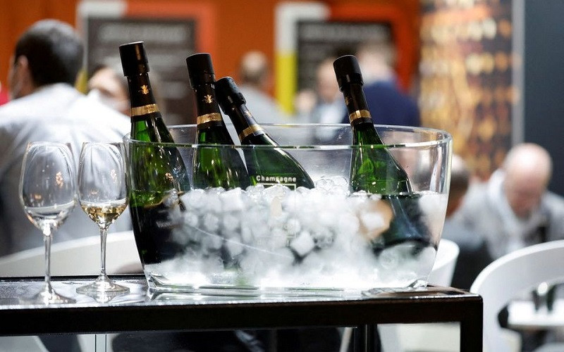 Các chai rượu champagne được trưng bày trên quầy rượu tại Hội chợ rượu Wine Paris & Vinexpo tại Trung tâm hội nghị Paris Expo Porte de Versailles, Paris, Pháp, ngày 14/2/2022. (Ảnh: REUTERS)