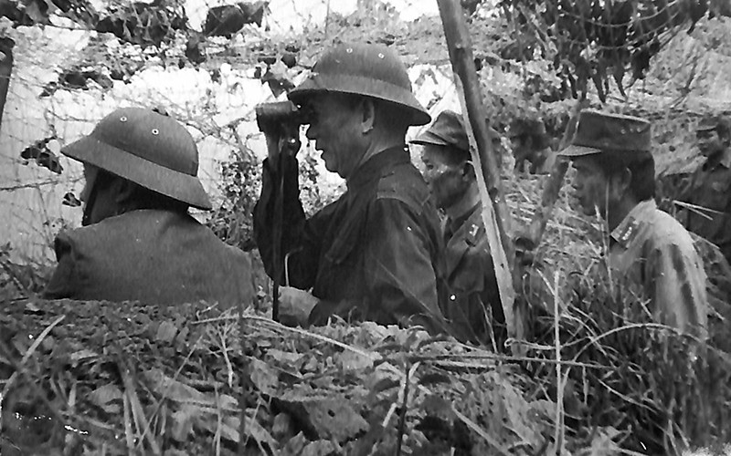 Ðại tướng Lê Ðức Anh trong chuyến thị sát biên giới phía bắc, tháng 12-1986. Ảnh tư liệu.