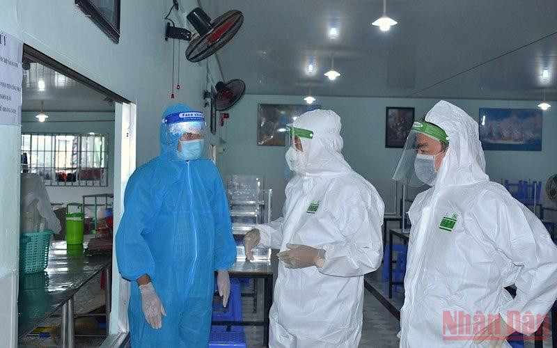 Bí thư Tỉnh uỷ Cà Mau kiểm tra phương án sản xuất “3 tại chỗ” của doanh nghiệp thuỷ sản ngày 28/8.