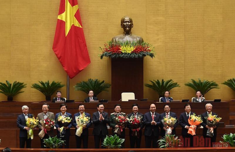 Tặng hoa các đồng chí vừa được Quốc hội miễn nhiệm. Ảnh: TRẦN HẢI