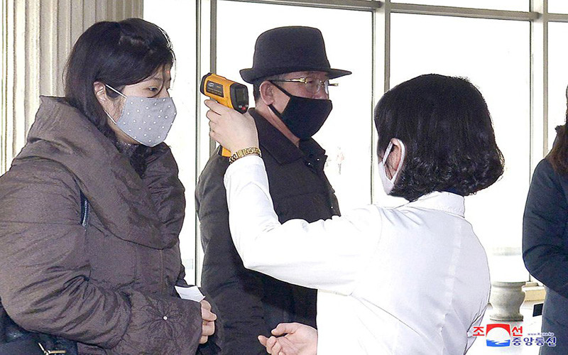 Đo thân nhiệt trong chiến dịch chống virus tại Bình Nhưỡng. Ảnh do KCNA công bố ngày 4/3/2020.