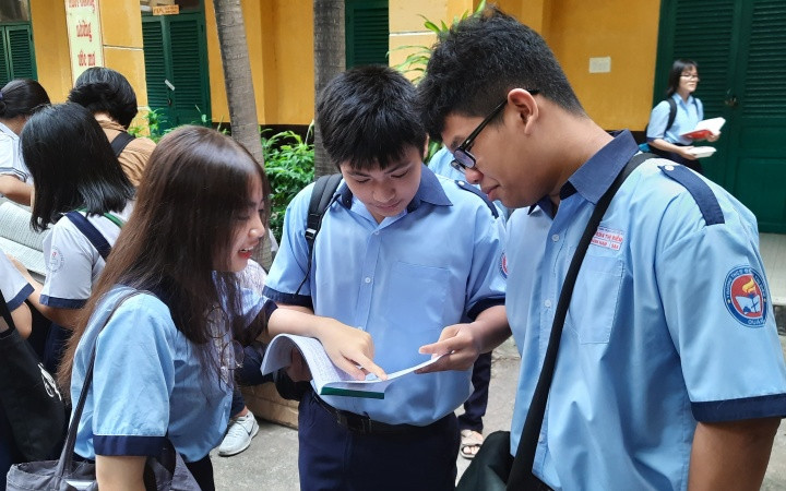 Các thí sinh tại điểm thi Trường THPT Trưng Vương, quận 1, TP Hồ Chí tranh thủ ôn bài trước khi bước vào phòng thi. 
