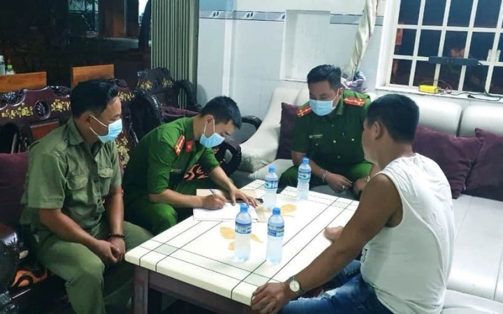 Công an quận Sơn Trà kiểm tra người nước ngoài lưu trú trên địa bàn.