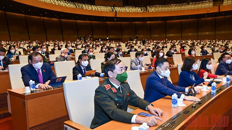 Đại biểu Quốc hội biểu quyết thông qua Nghị quyết về hoạt động chất vấn tại kỳ họp thứ 2. Ảnh: LINH NGUYÊN