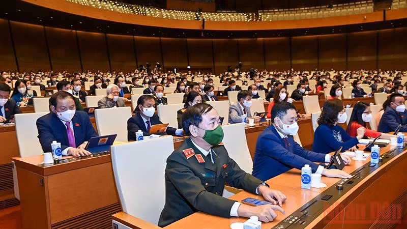 Đại biểu Quốc hội biểu quyết thông qua Nghị quyết về hoạt động chất vấn tại kỳ họp thứ 2. Ảnh: LINH NGUYÊN