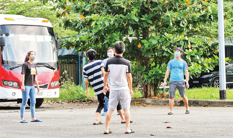 Người lao động của Công ty Datalogic Việt Nam chơi thể thao, rèn luyện sức khỏe sau giờ làm việc ngay tại nơi làm việc.