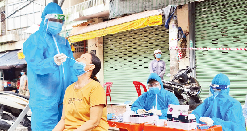 Công chức phường 19, quận Bình Thạnh lấy mẫu xét nghiệm Covid-19 cho người dân trên địa bàn phường.