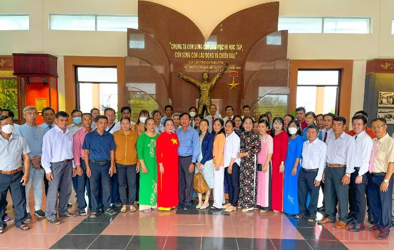 Những người hiến máu tình nguyện tiêu biểu chụp hình lưu niệm tại Khu lưu niệm Chủ tịch Hội đồng Bộ trưởng Phạm Hùng, sáng 1/7. (Ảnh: BÁ DŨNG)