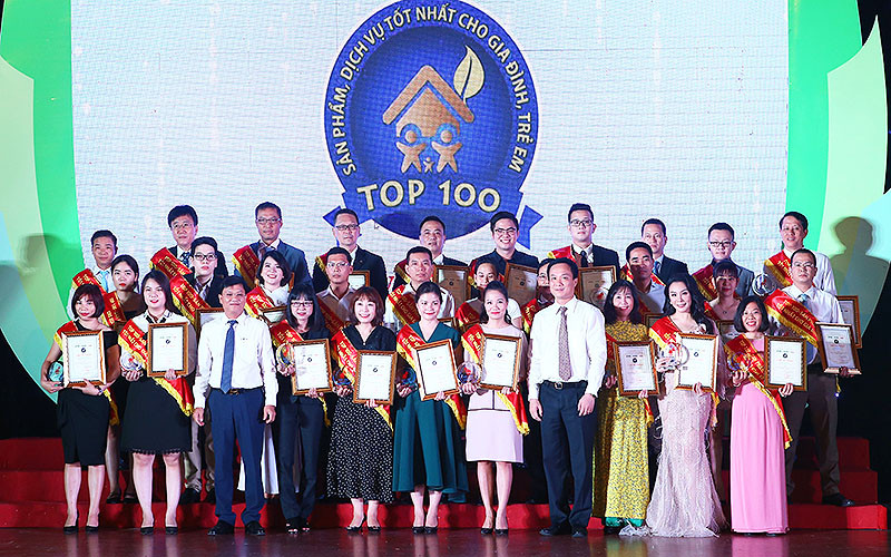 Ban Tổ chức chương trình trao Chứng nhận "Top 100 - Sản phẩm, dịch vụ tốt nhất cho gia đình và trẻ em" lần thứ 6 tặng các doanh nghiệp xuất sắc vào năm 2019. 