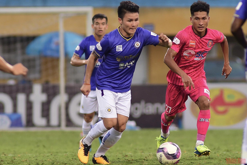 Người hâm mộ chờ đón ngày bóng đá Việt Nam trở lại. (Ảnh: TRẦN HẢI)