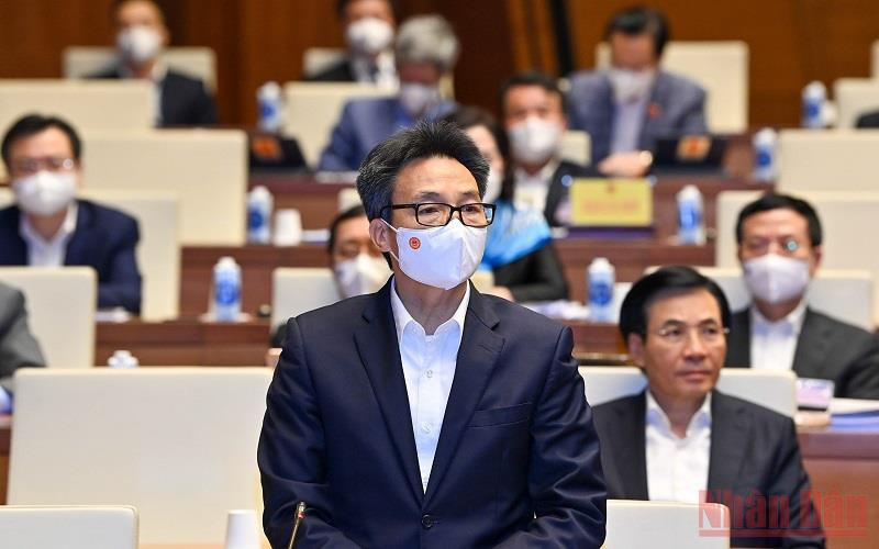 Phó Thủ tướng Chính phủ Vũ Đức Đam đăng đàn, làm rõ thêm những vấn đề mà các đại biểu Quốc hội nêu trong phiên chất vấn sáng 11/11. (Ảnh: LINH NGUYÊN)