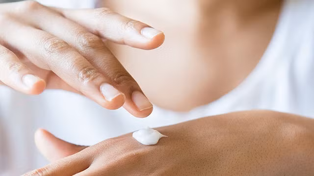 Bảo vệ da tay trước hóa chất tẩy rửa